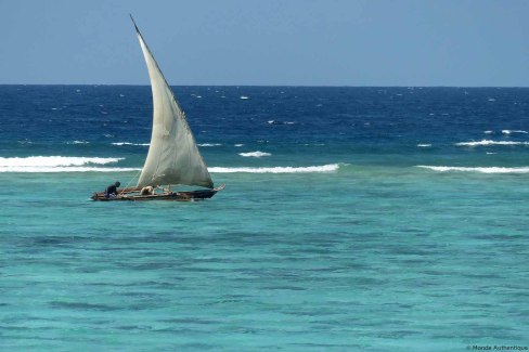 Bateau de pêche dans l'océan Indien à Matemwe, Zanzibar