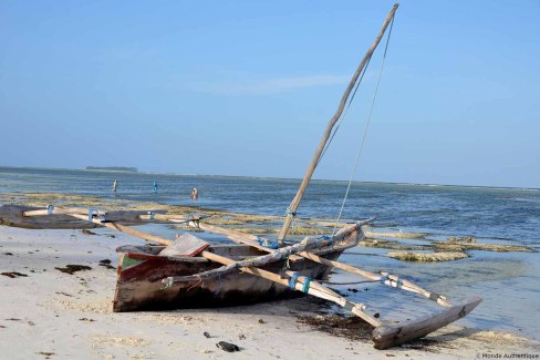 Bateau de pêche sur la plage de Matemwe à Zanzibar