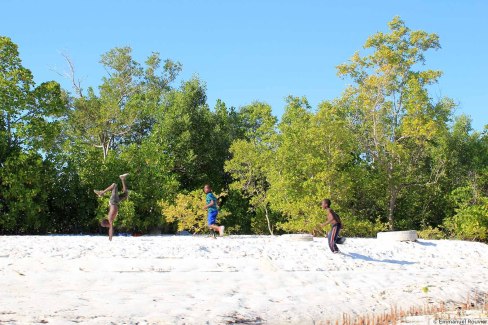 Jeux loin des foules sur une plage de Zanzibar