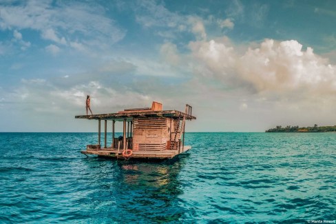 On accède à la chambre sous marine de Pemba en bateau, pour une parenthèse intime de luxe