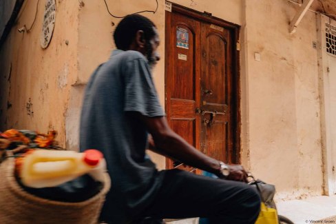 Scène de rue dans les ruelles de Stone Town