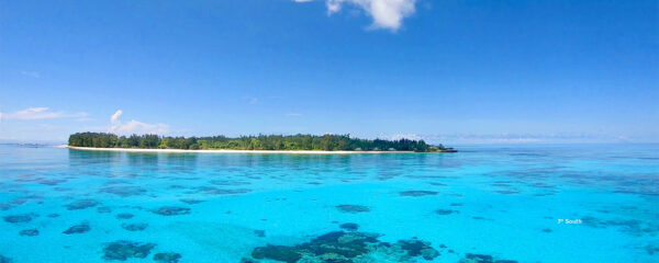 Vue de Denis Island depuis un bateau dans l'archipel des Seychelles extérieures